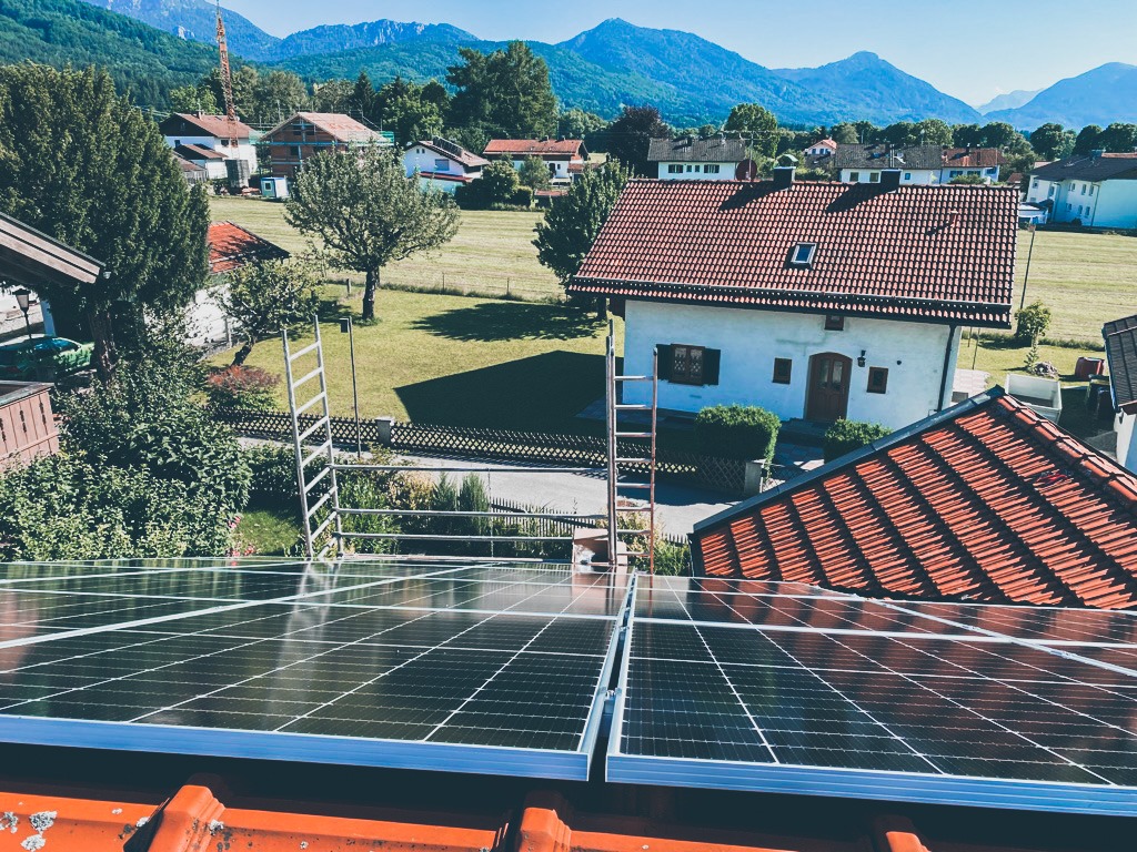 Ausblick auf Berge mit Solarmodul