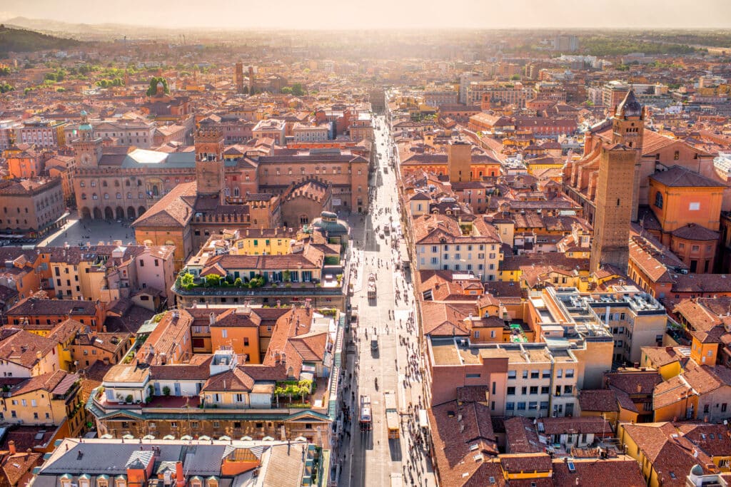 Luftaufnahme des Stadtbilds vom Turm der Altstadt von Bologna in Italien