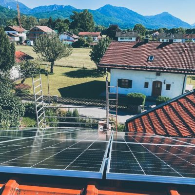 Ausblick auf Berge mit Solarmodul